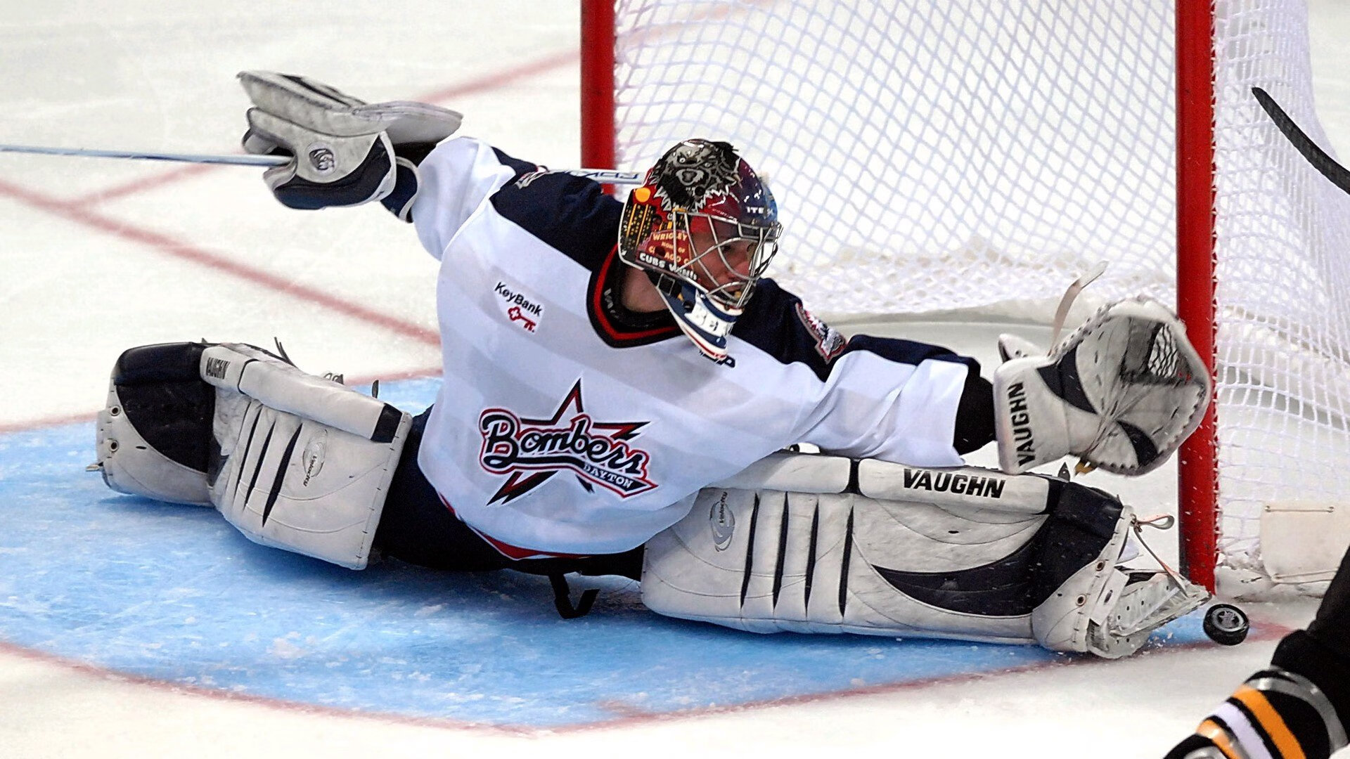 利物浦后卫亚诺普犀利抢断,带球发起反击,利物浦的阿诺德